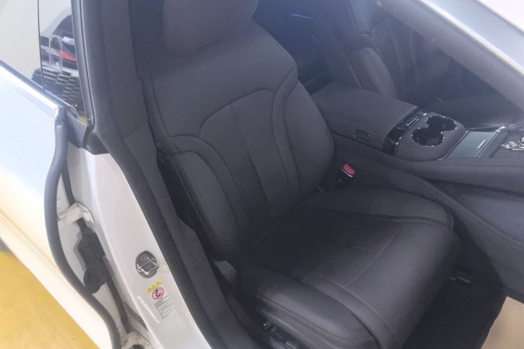 Used Denza Z9 2024 1100 km All-Wheel-Drive Ultra Version Right Front Seat