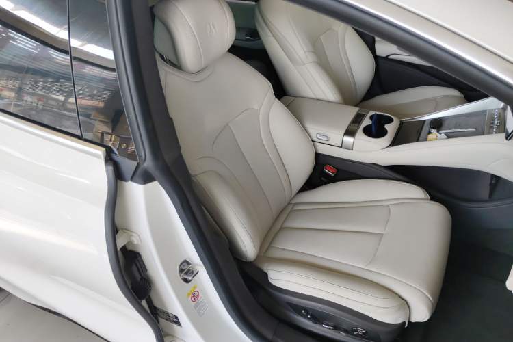 Used Denza Z9 2024 630 km All-Wheel Drive Max Version Right Front Seat