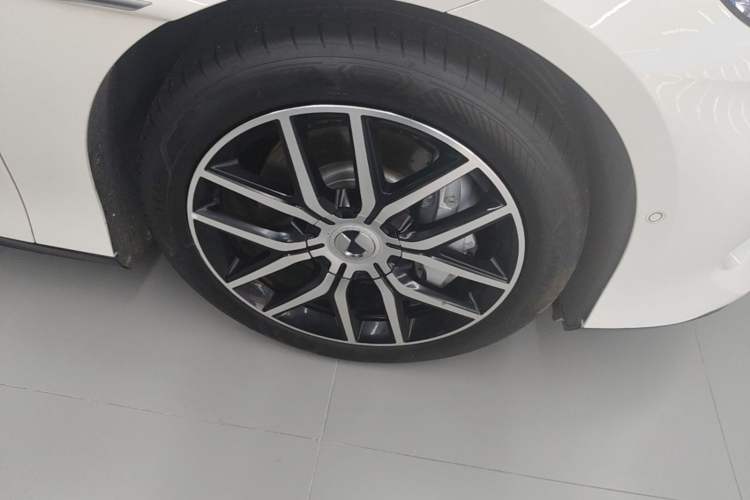 Used Denza Z9 2024 1100 km Four-Wheel Drive Max Version Right Front Wheel Hub