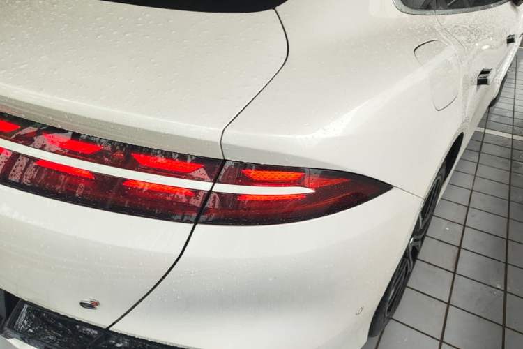 Used Denza Z9 2024 1100 km Four-Wheel Drive Max Version Right Rear Taillight