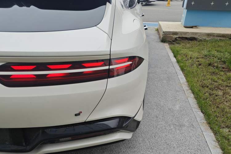 Used Denza Z9 2024 1100 km All-Wheel-Drive Ultra Version Right Rear Taillight