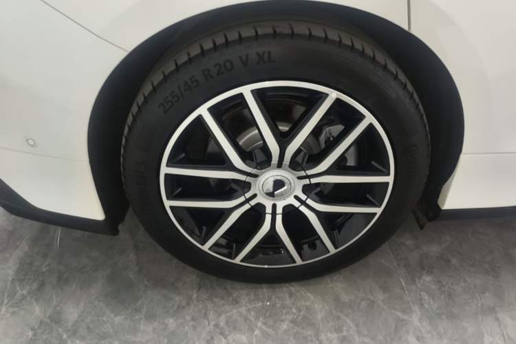 Used Denza Z9 2024 1100 km Four-Wheel Drive Max Version Right Rear Wheel Hub