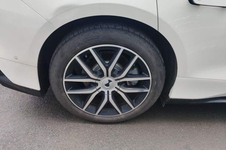 Used Denza Z9 2024 1100 km Four-Wheel Drive Max Version Right Rear Wheel Hub