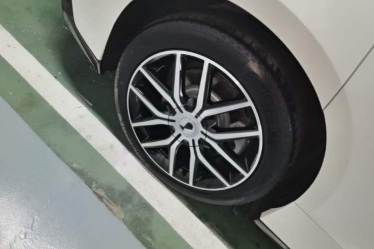 Used Denza Z9 2024 1100 km Four-Wheel Drive Max Version Right Rear Wheel Hub