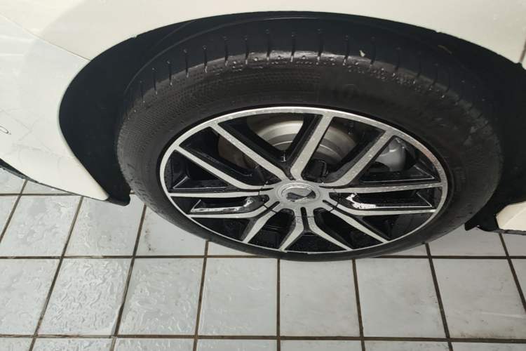 Used Denza Z9 2024 1100 km Four-Wheel Drive Max Version Right Rear Wheel Hub