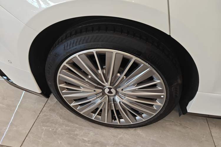Used Denza Z9 2024 1100 km All-Wheel-Drive Ultra Version Right Rear Wheel Hub