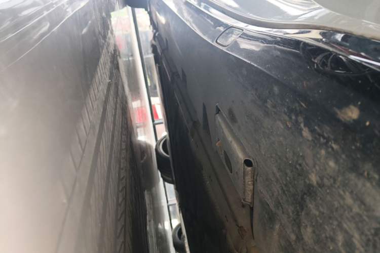 Used Denza Z9 2024 1100 km All-Wheel-Drive Ultra Version Right Side Sill