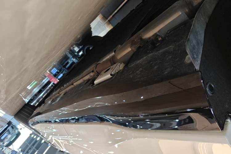 Used Denza Z9 2024 1100 km All-Wheel-Drive Ultra Version Right Side Sill