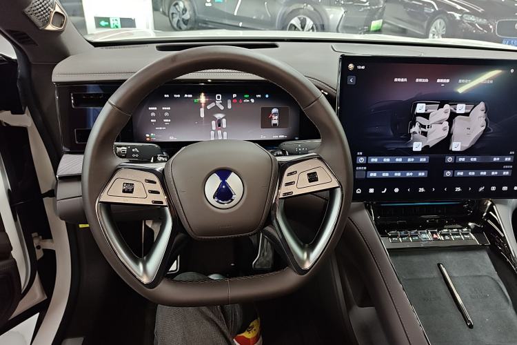 Used Denza Z9 2024 1100 km Four-Wheel Drive Max Version Steering Wheel