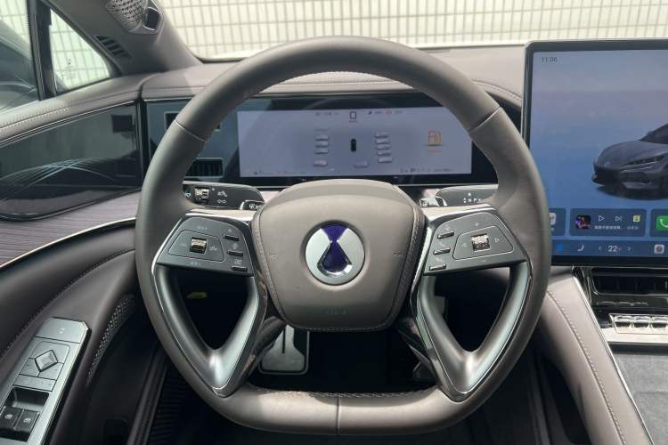 Used Denza Z9 2024 1100 km Four-Wheel Drive Max Version Steering Wheel
