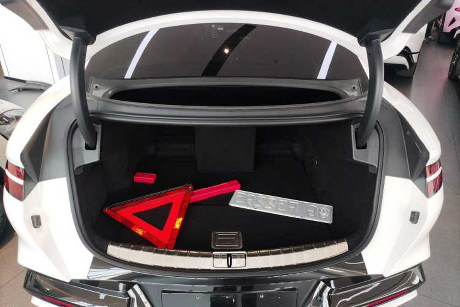 Used Denza Z9 2024 1100 km All-Wheel-Drive Ultra Version Trunk