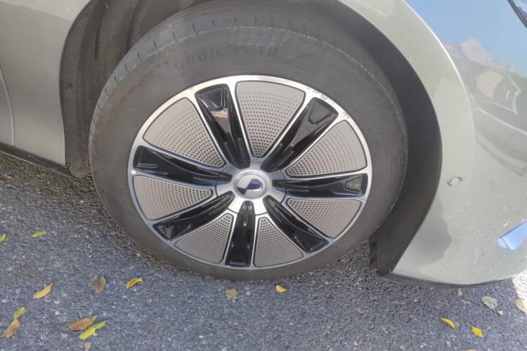 Used Denza Z9GT 2024 1100 Four-Wheel Drive Max Edition Right Front Wheel Hub