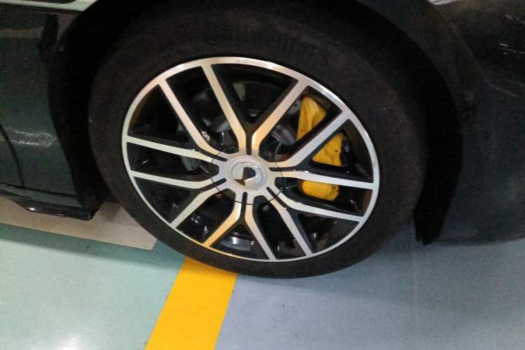 Used Denza Z9GT 2024 1100 4x4 Max First Edition Right Front Wheel Hub