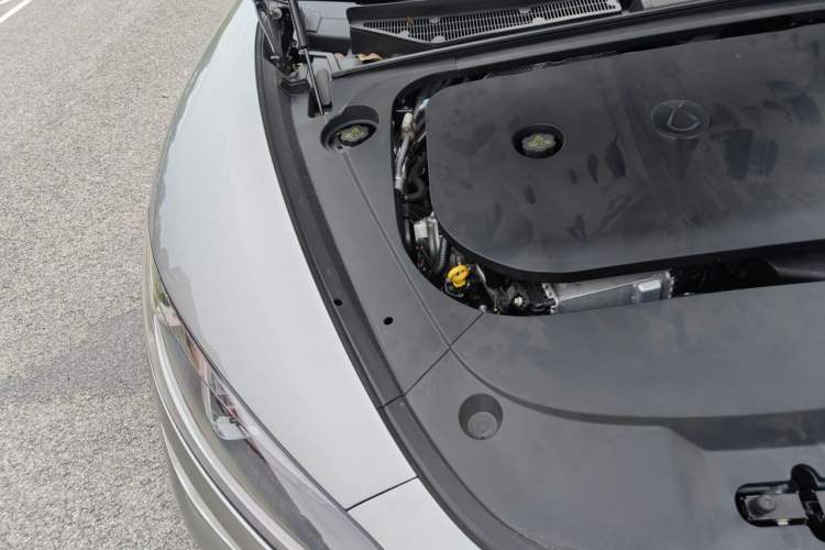 Used Denza Z9GT 2024 1100 Four-Wheel Drive Max Edition Engine Bay Right