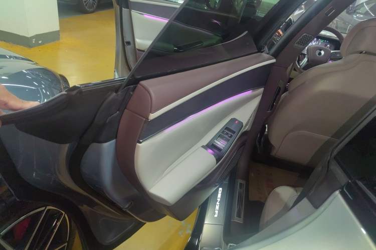 Used Denza Z9GT 2024 630 All-Wheel Drive Max Edition Interior 8
