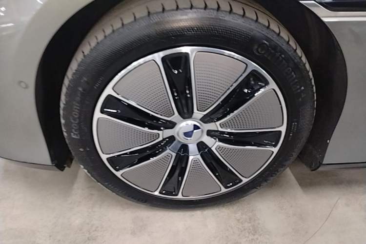 Used Denza Z9GT 2024 1100 Four-Wheel Drive Max Edition Left Front Wheel Hub