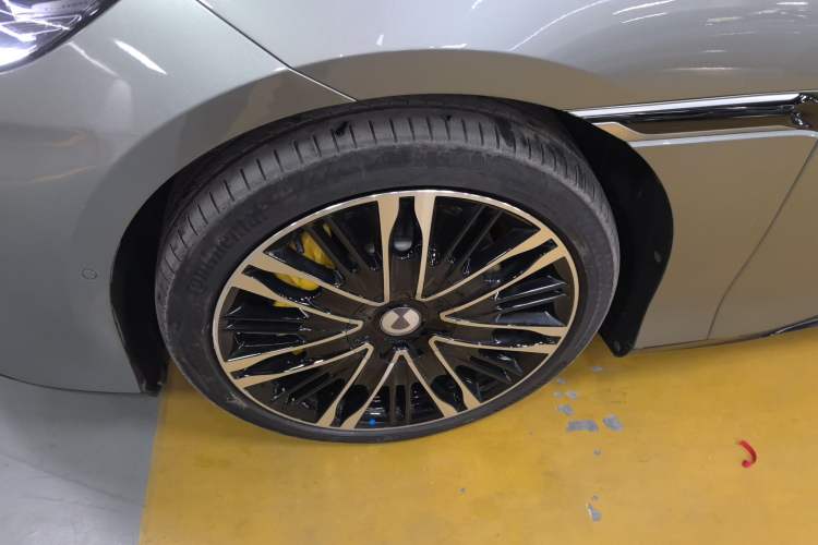 Used Denza Z9GT 2024 1100 Four-Wheel Drive Ultra Version Left Front Wheel Hub