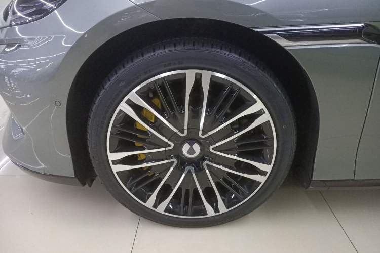 Used Denza Z9GT 2024 1100 Four-Wheel Drive Ultra Version Left Front Wheel Hub