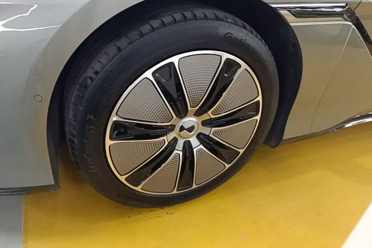 Used Denza Z9GT 2024 1100 4x4 Max First Edition Left Front Wheel Hub