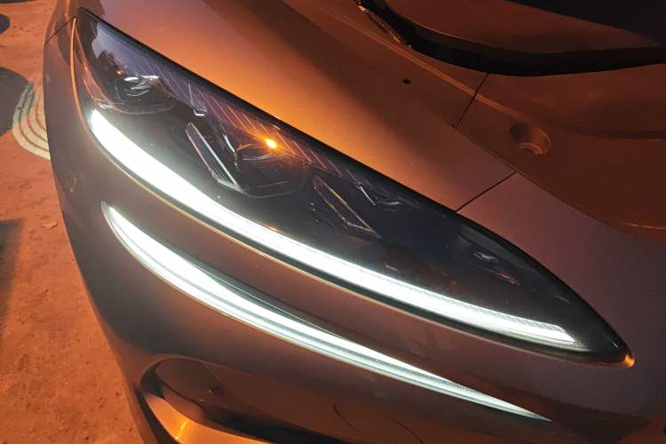Used Denza Z9GT 2024 1100 Four-Wheel Drive Ultra Version Right Front Headlight
