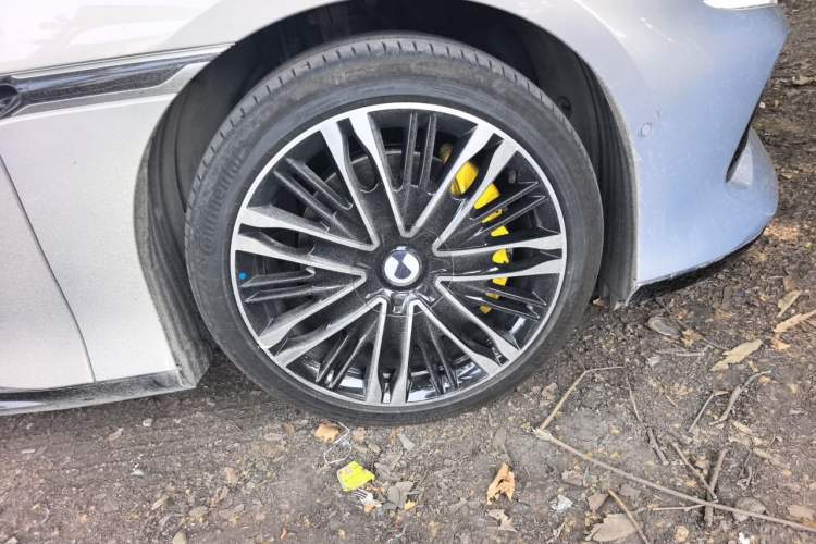 Used Denza Z9GT 2024 1100 Four-Wheel Drive Ultra Version Right Front Wheel Hub