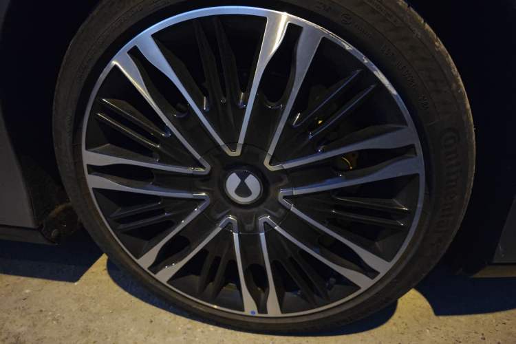 Used Denza Z9GT 2024 1100 Four-Wheel Drive Ultra Version Right Front Wheel Hub