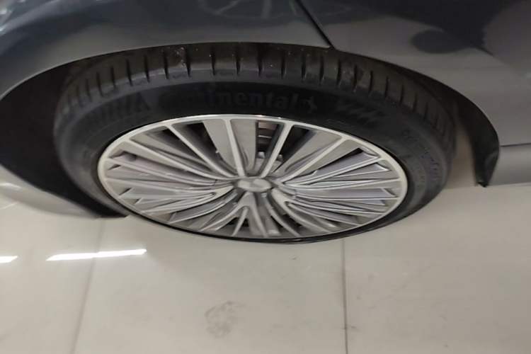 Used Denza Z9GT 2024 1100 Four-Wheel Drive Ultra Version Right Rear Wheel Hub