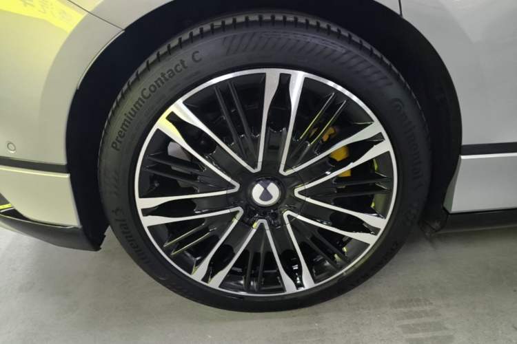 Used Denza Z9GT 2024 1100 Four-Wheel Drive Ultra Version Right Rear Wheel Hub