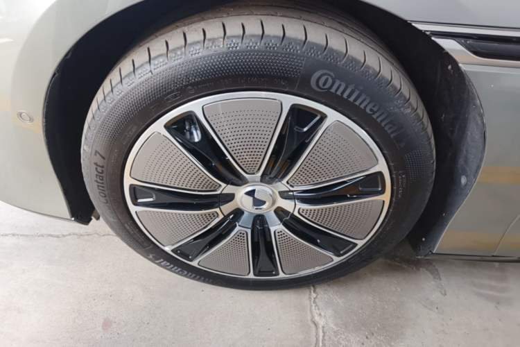 Used Denza Z9GT 2024 1100 4x4 Max First Edition Left Front Wheel Hub