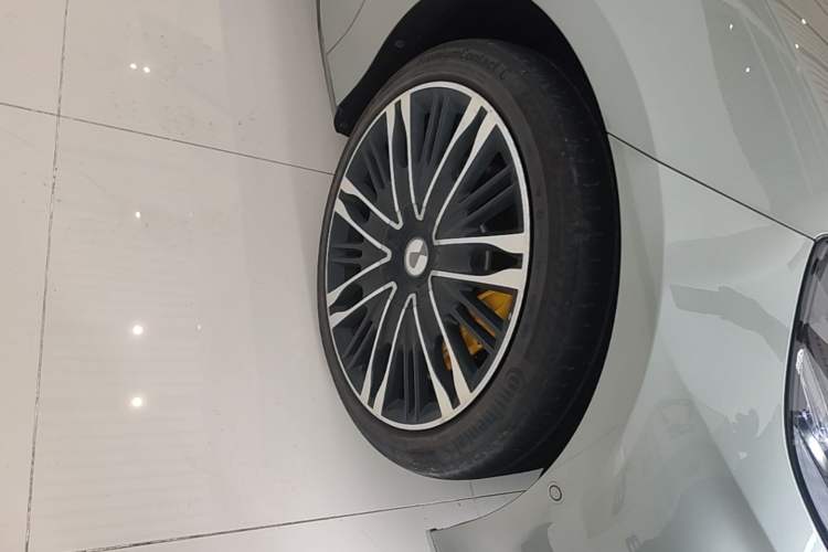 Used Denza Z9GT 2024 1100 Four-Wheel Drive Ultra Version Right Front Wheel Hub