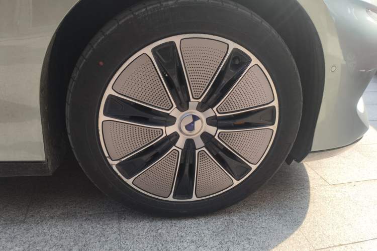 Used Denza Z9GT 2024 1100 4x4 Max First Edition Right Front Wheel Hub