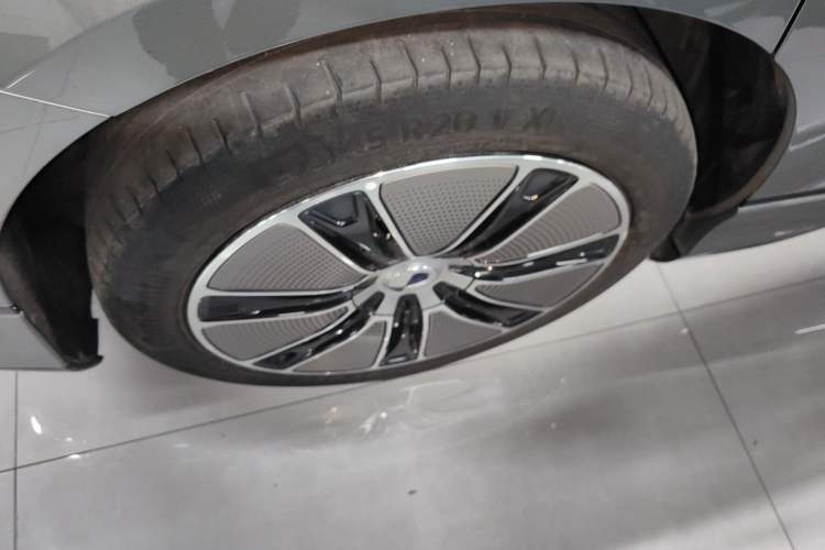 Used Denza Z9GT 2024 1100 Four-Wheel Drive Max Edition Right Rear Wheel Hub