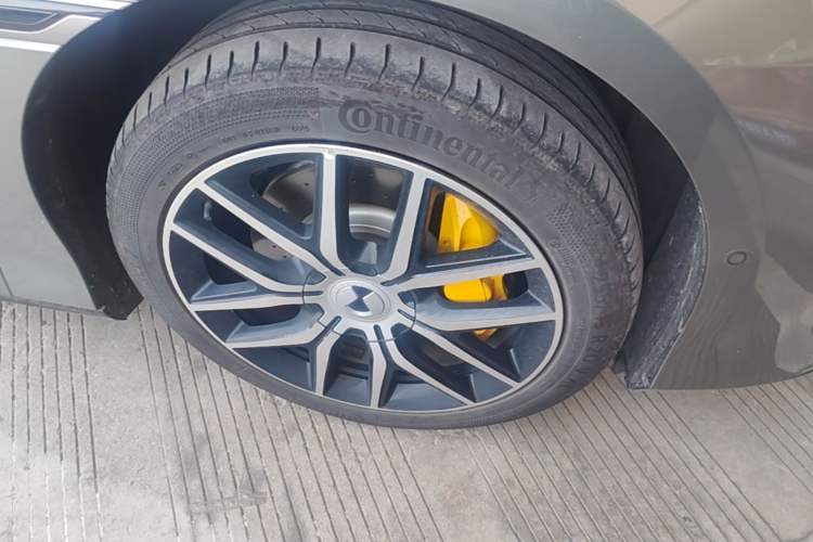Used Denza Z9GT 2024 1100 Four-Wheel Drive Ultra Version Right Front Wheel Hub