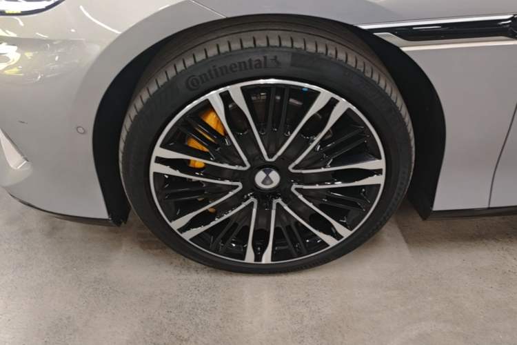 Used Denza Z9GT 2024 1100 Four-Wheel Drive Ultra Version Left Front Wheel Hub