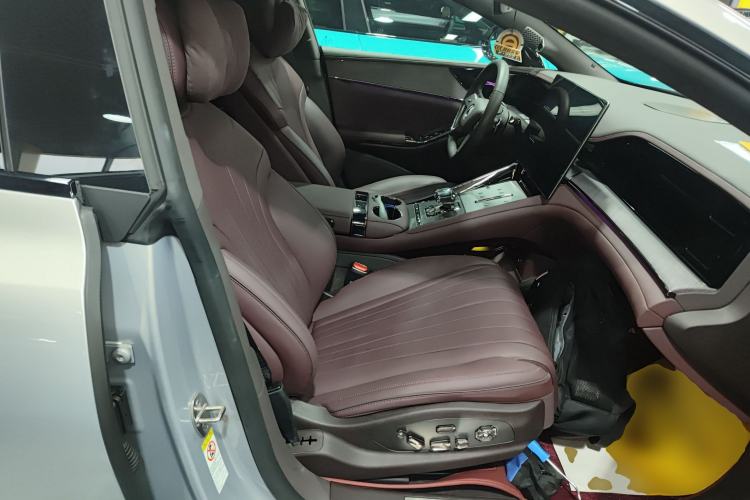 Used Denza Z9GT 2024 630 All-Wheel Drive Pro Version Right Front Seat