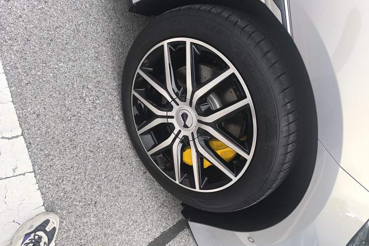 Used Denza Z9GT 2024 1100 Four-Wheel Drive Max Edition Right Front Wheel Hub