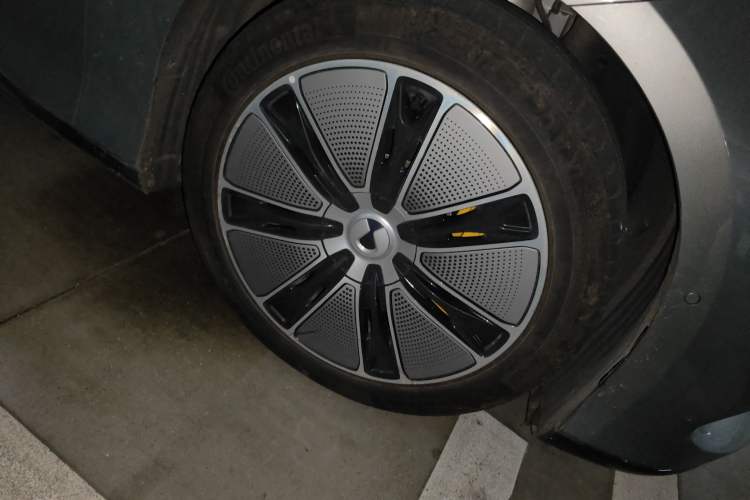 Used Denza Z9GT 2024 630 All-Wheel Drive Max Edition Right Front Wheel Hub