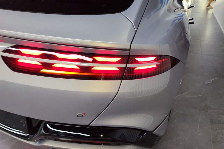 Used Denza Z9GT 2024 1100 Four-Wheel Drive Ultra Version Right Rear Taillight