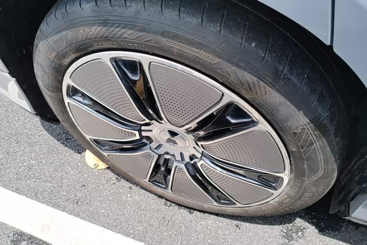 Used Denza Z9GT 2024 1100 Four-Wheel Drive Max Edition Right Rear Wheel Hub