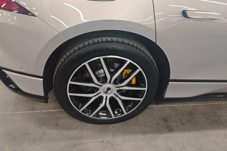 Used Denza Z9GT 2024 1100 Four-Wheel Drive Max Edition Right Rear Wheel Hub