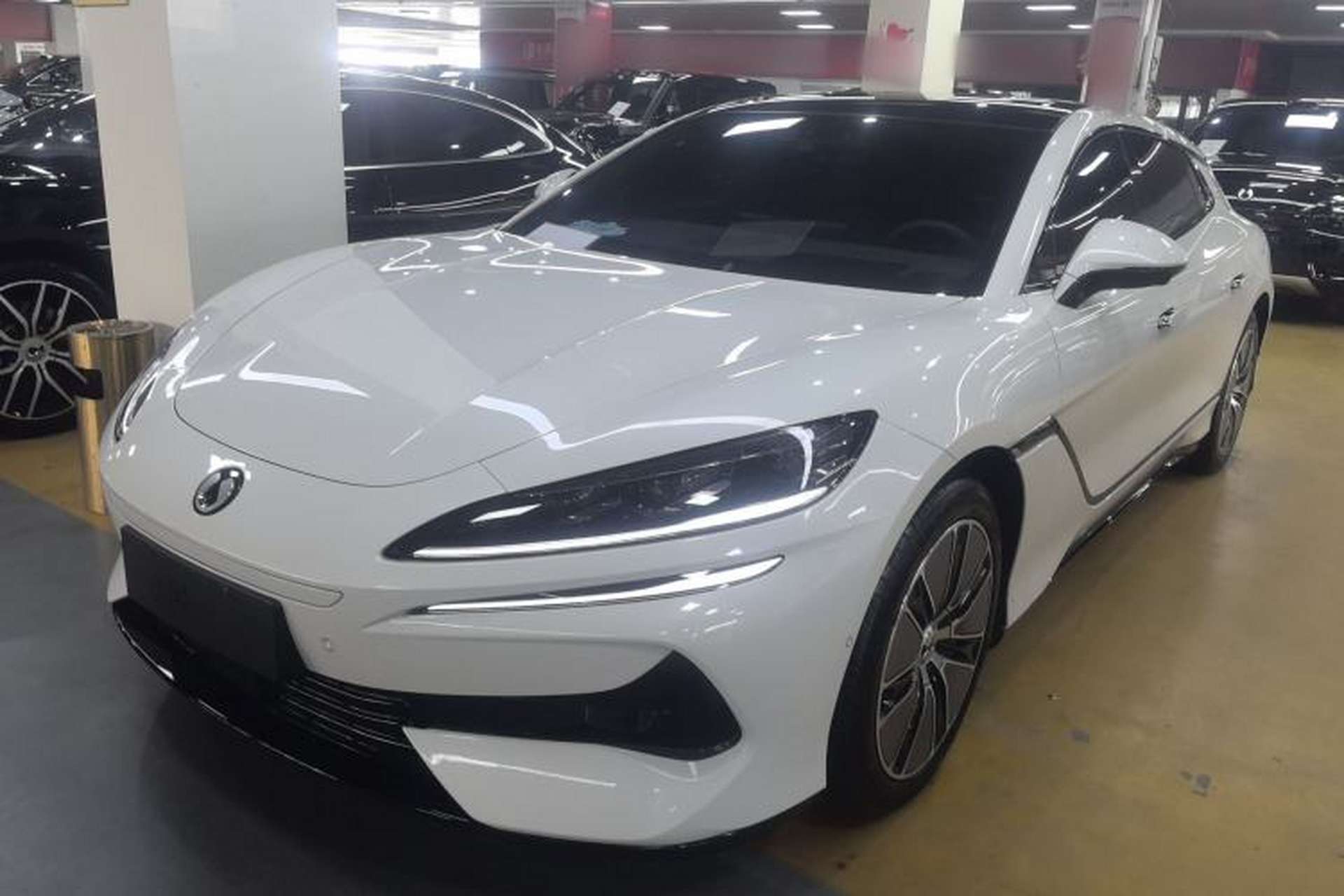 Used Denza Z9GT 2024 1100 Four-Wheel Drive Max Edition Front Left 45 Deg