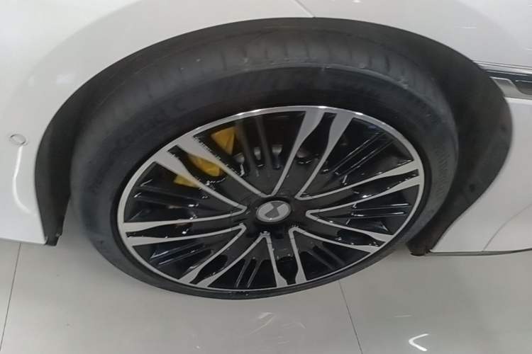 Used Denza Z9GT 2024 1100 Four-Wheel Drive Ultra Version Left Front Wheel Hub