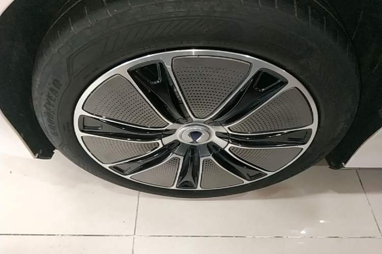 Used Denza Z9GT 2024 1100 Four-Wheel Drive Max Edition Left Front Wheel Hub