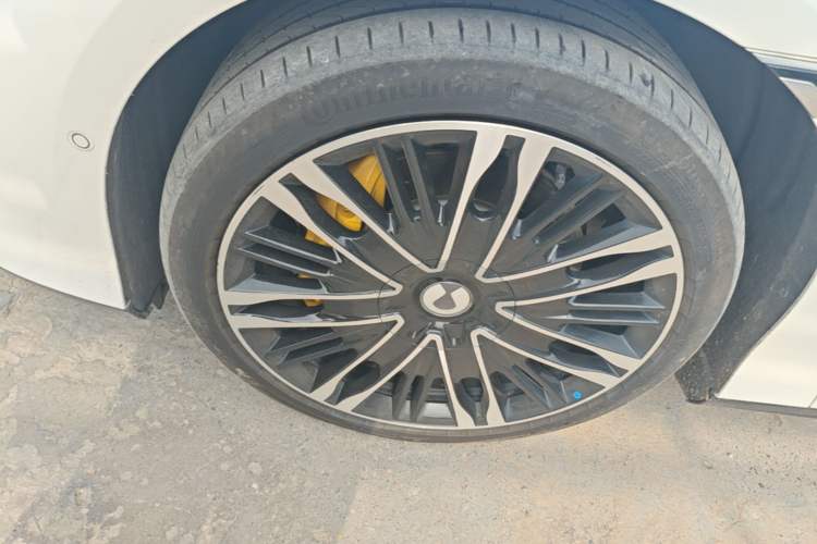 Used Denza Z9GT 2024 1100 Four-Wheel Drive Ultra Version Left Front Wheel Hub