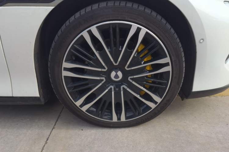 Used Denza Z9GT 2024 1100 Four-Wheel Drive Ultra Version Right Front Wheel Hub