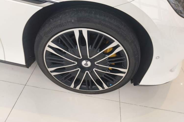 Used Denza Z9GT 2024 1100 Four-Wheel Drive Ultra Version Right Front Wheel Hub