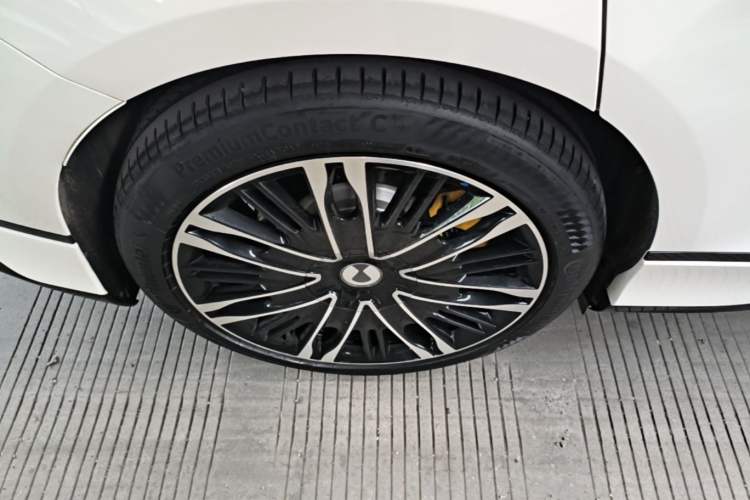 Used Denza Z9GT 2024 1100 Four-Wheel Drive Ultra Version Right Rear Wheel Hub