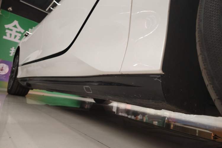 Used Denza Z9GT 2024 1100 Four-Wheel Drive Max Edition Right Side Sill