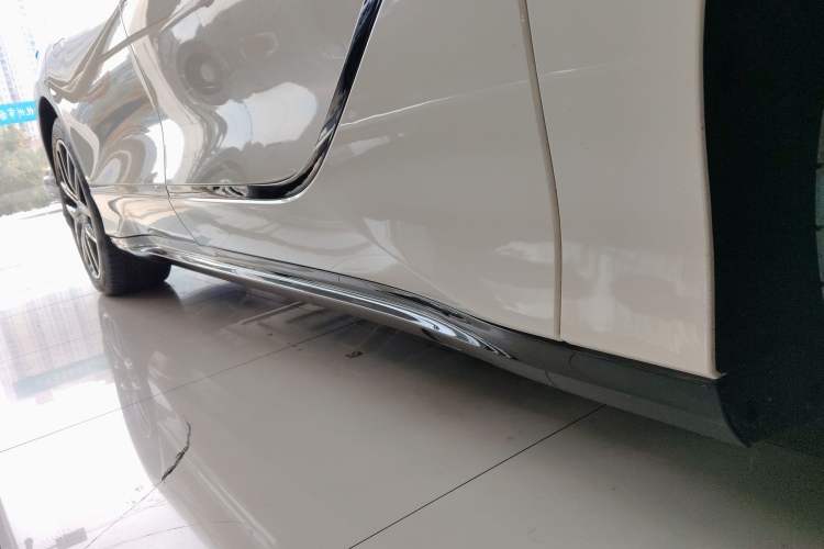Used Denza Z9GT 2024 630 All-Wheel Drive Max Edition Right Side Sill