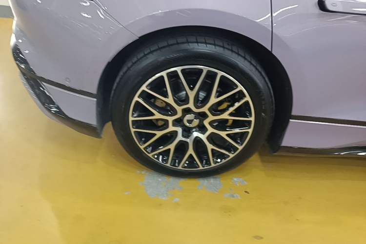 Used Denza Z9GT 2026 Flash Charge Prestige Edition Right Rear Wheel Hub